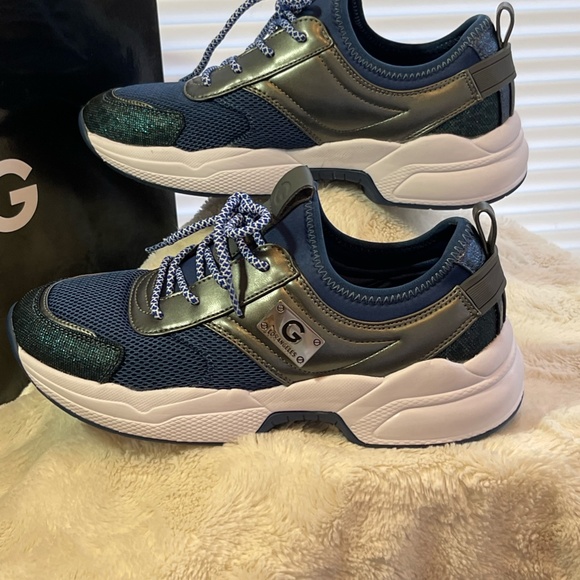 Beautiful Designer GBG Los Angeles Athletic Shoe -Women - Picture 7 of 9